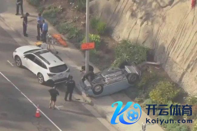 好意思15岁女孩练车误踩油门致父躬行一火